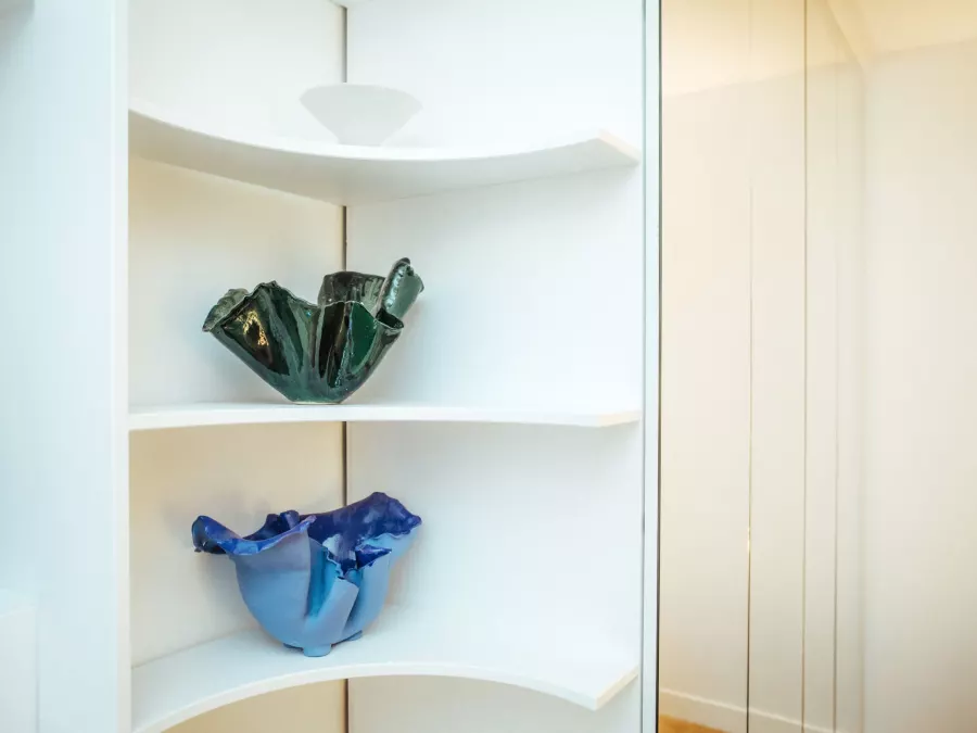Étagère d'angle arrondie sur mesure avec céramiques