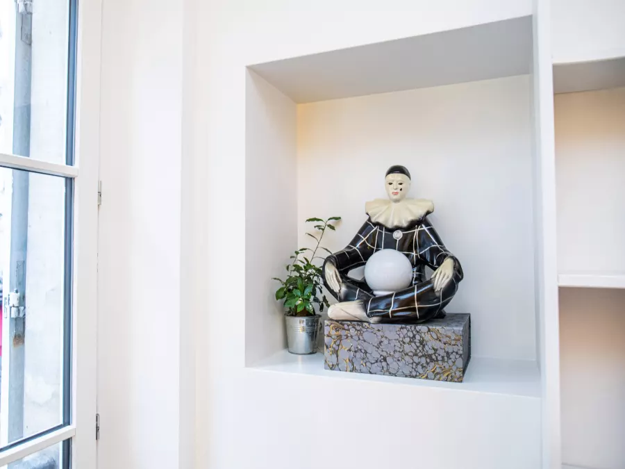 Niche intégrée blanche près d'une fenêtre