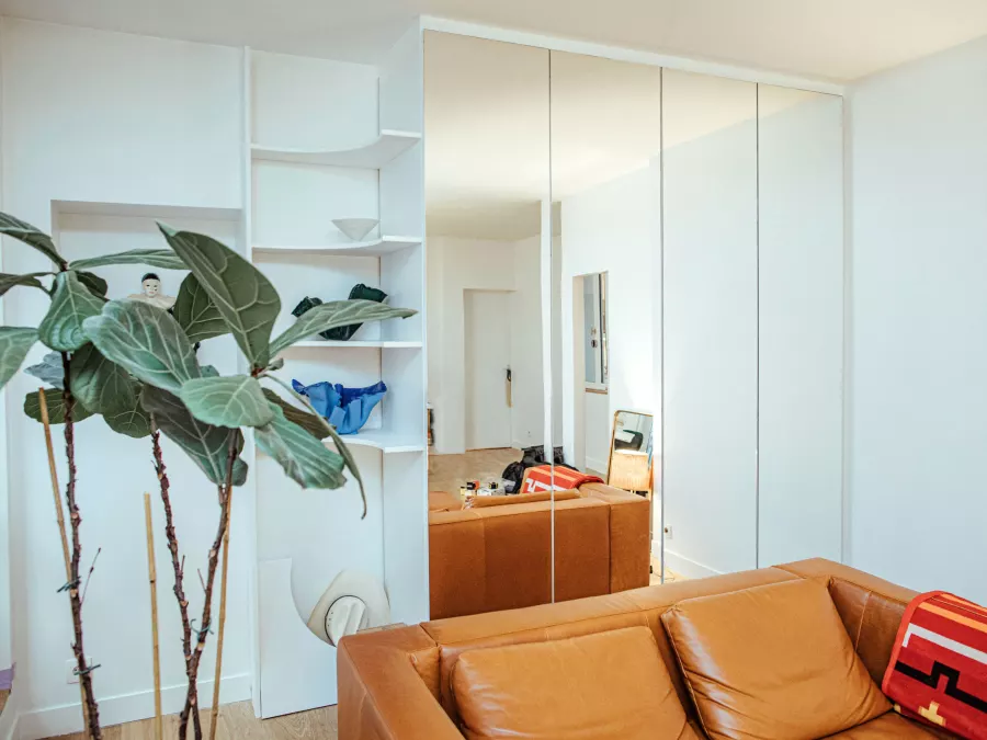 Placard sur mesure avec miroir intégré dans un salon parisien