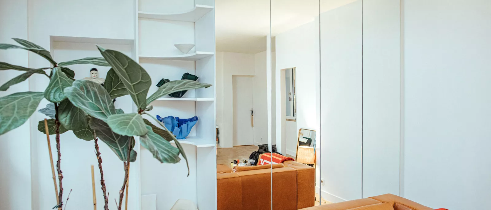 Placards sur mesure toute hauteur ouvrant sur un salon