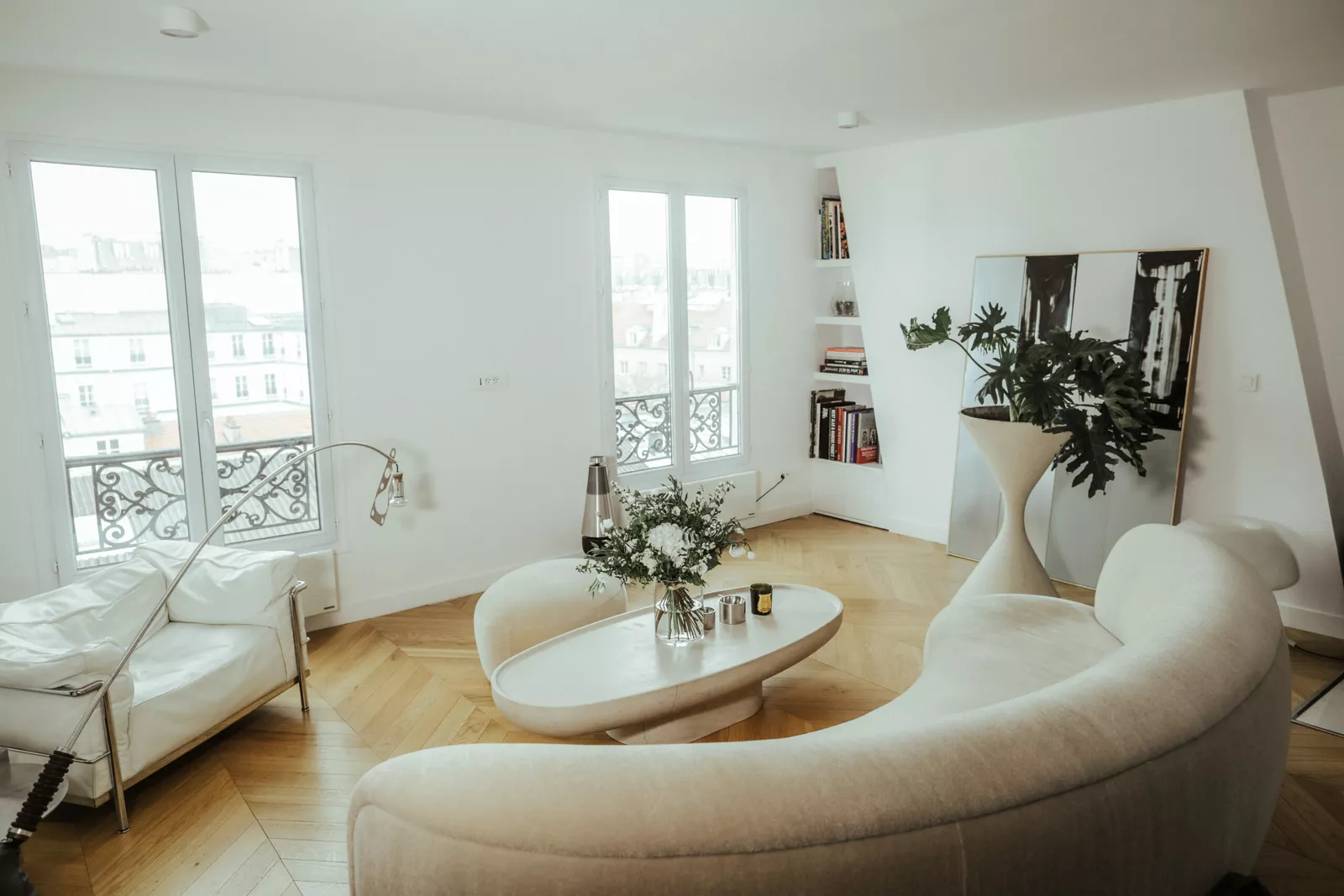 Salon r&eacute;nov&eacute; avec parquet chevron et vue sur Paris