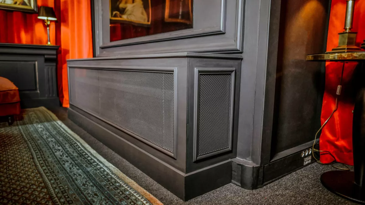 Salon parisien avec boiseries, cache-radiateur sur mesure et moulures anciennes