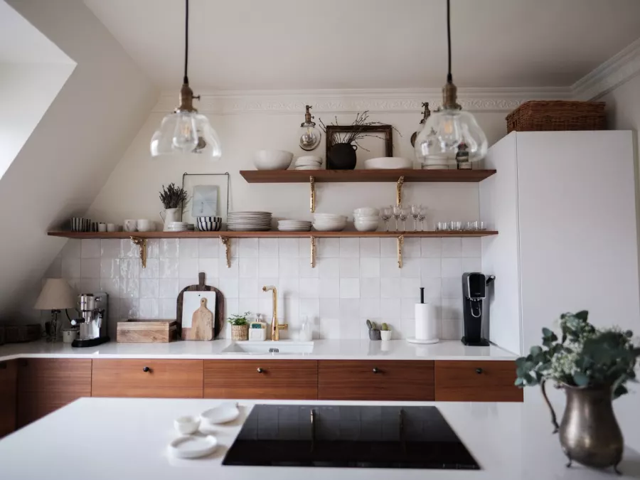 Cuisine sur mesure avec étagères ouvertes en bois et crédence en zellige blanc