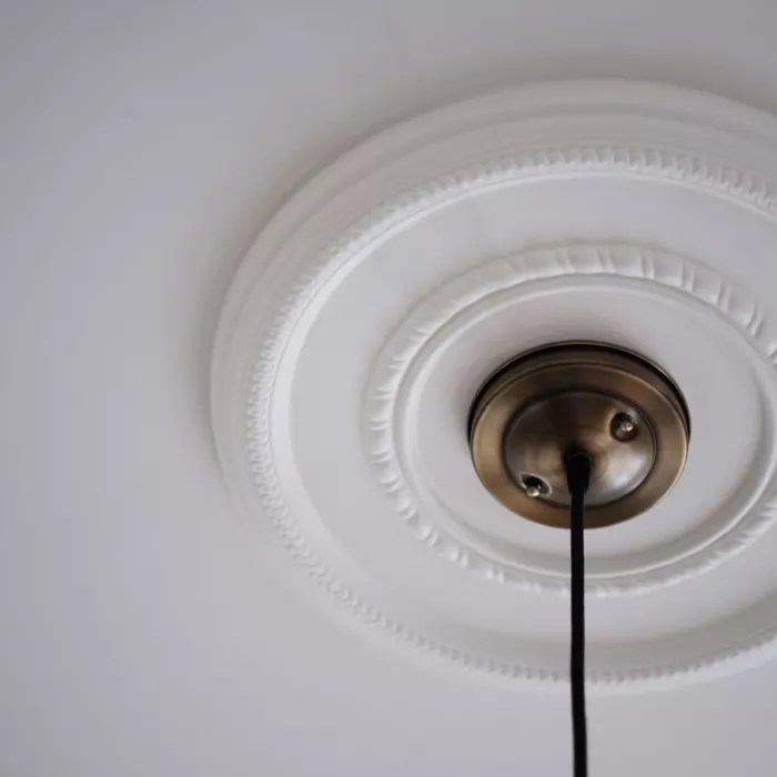 Rosace de plafond ouvrag&eacute;e et suspension en laiton