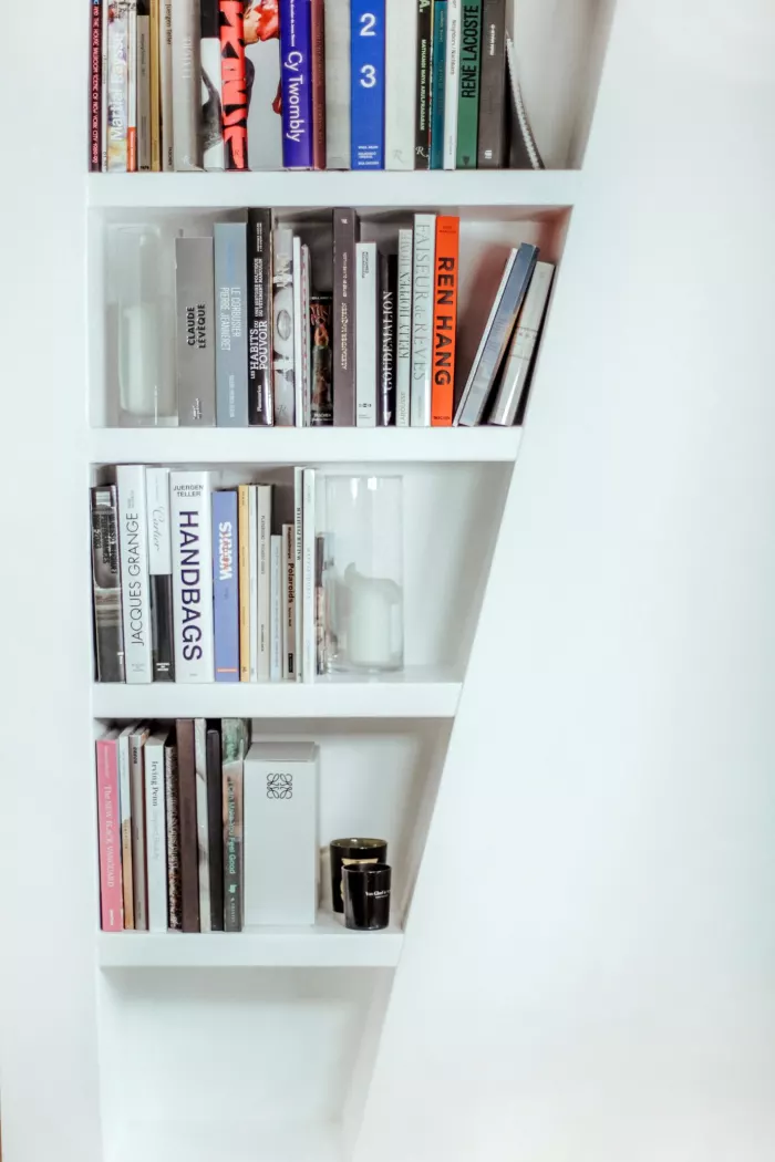 Bibliothèque sur mesure garnie de livres