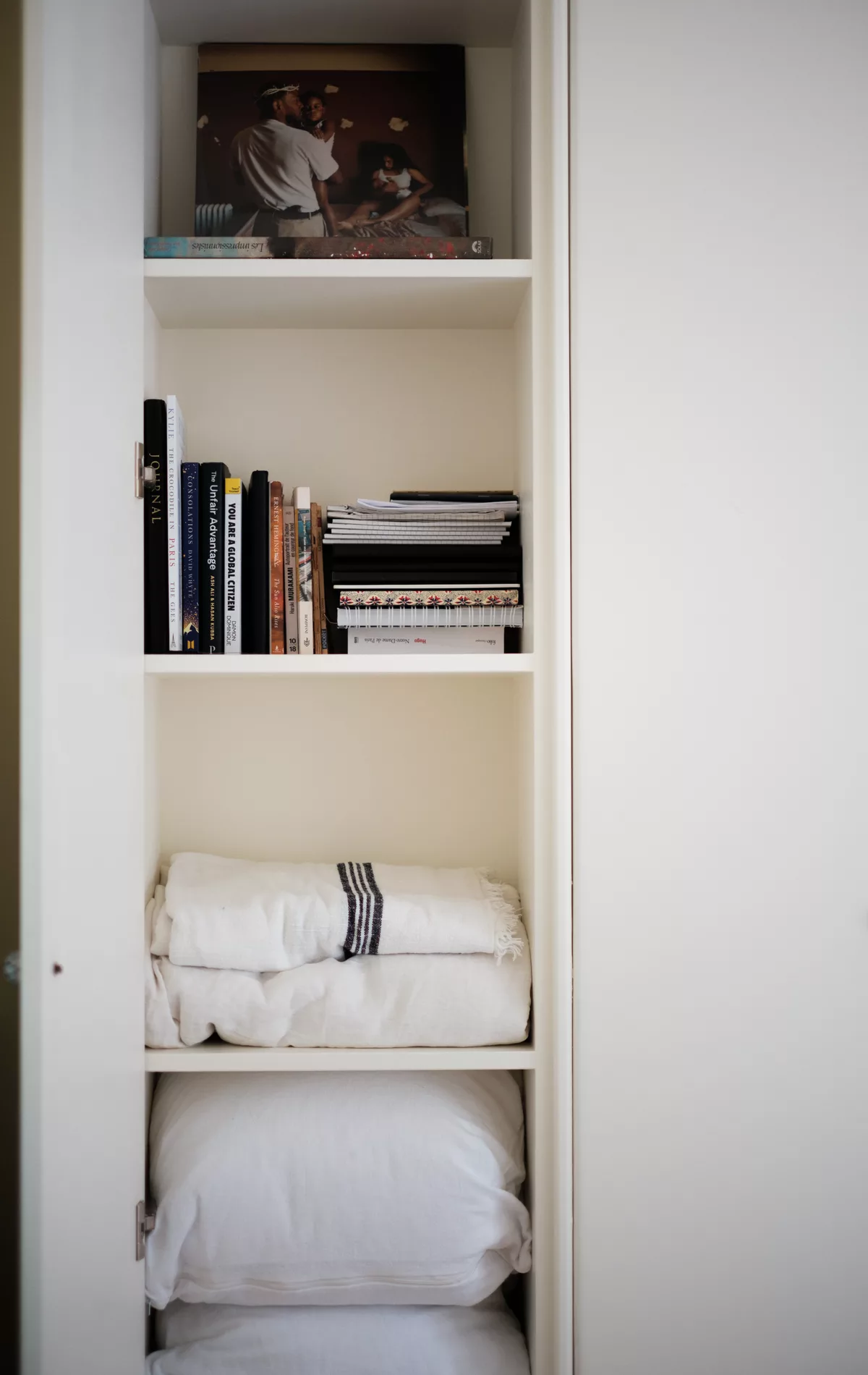 Zoom sur les finitions d&rsquo;un placard ouvert sur mesure