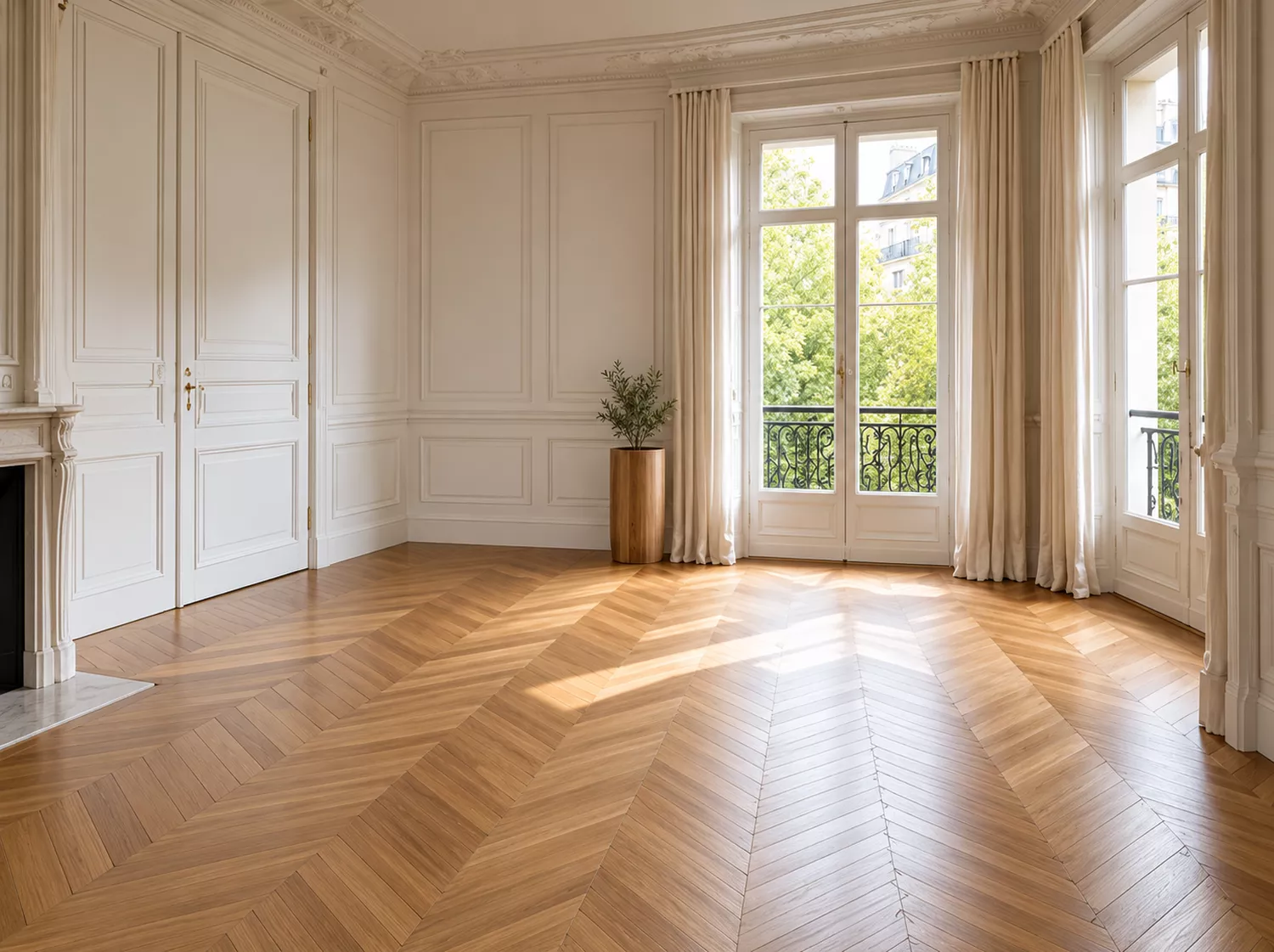 Pièce d'un appartement haussmannien avec moulures et parquet chevron