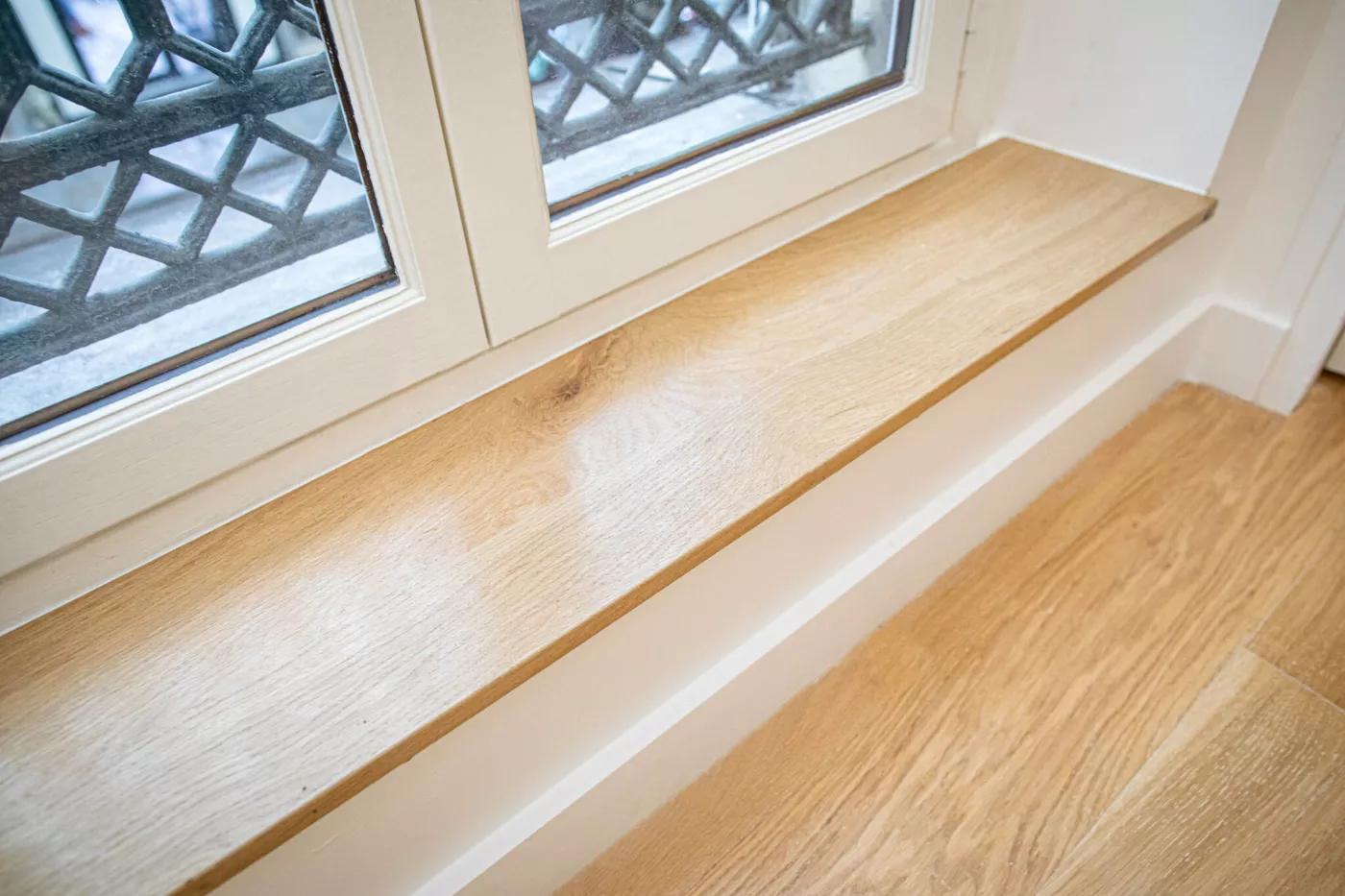 Appui de fen&ecirc;tre en ch&ecirc;ne sur mesure et peinture reprise autour
