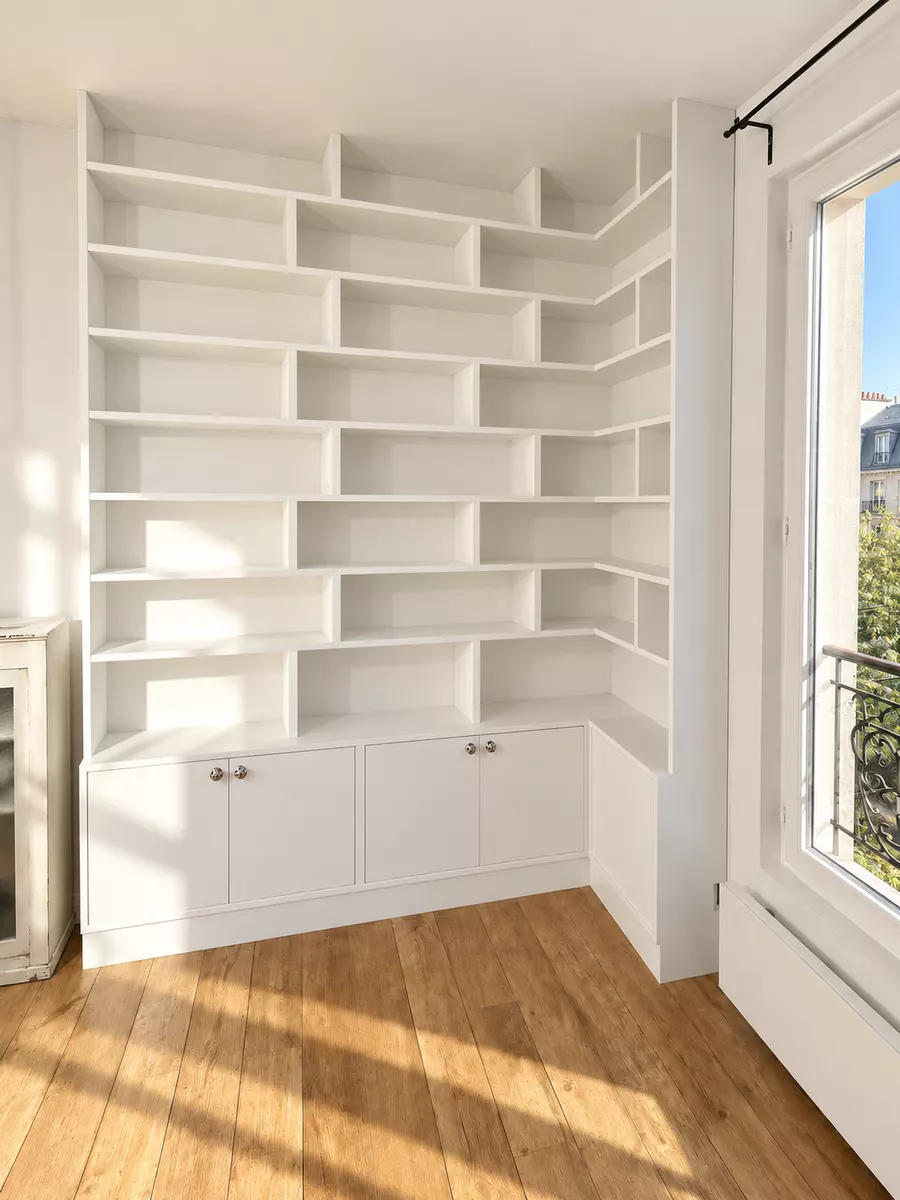 Bibliothèque blanche d'angle montant jusqu'au plafond