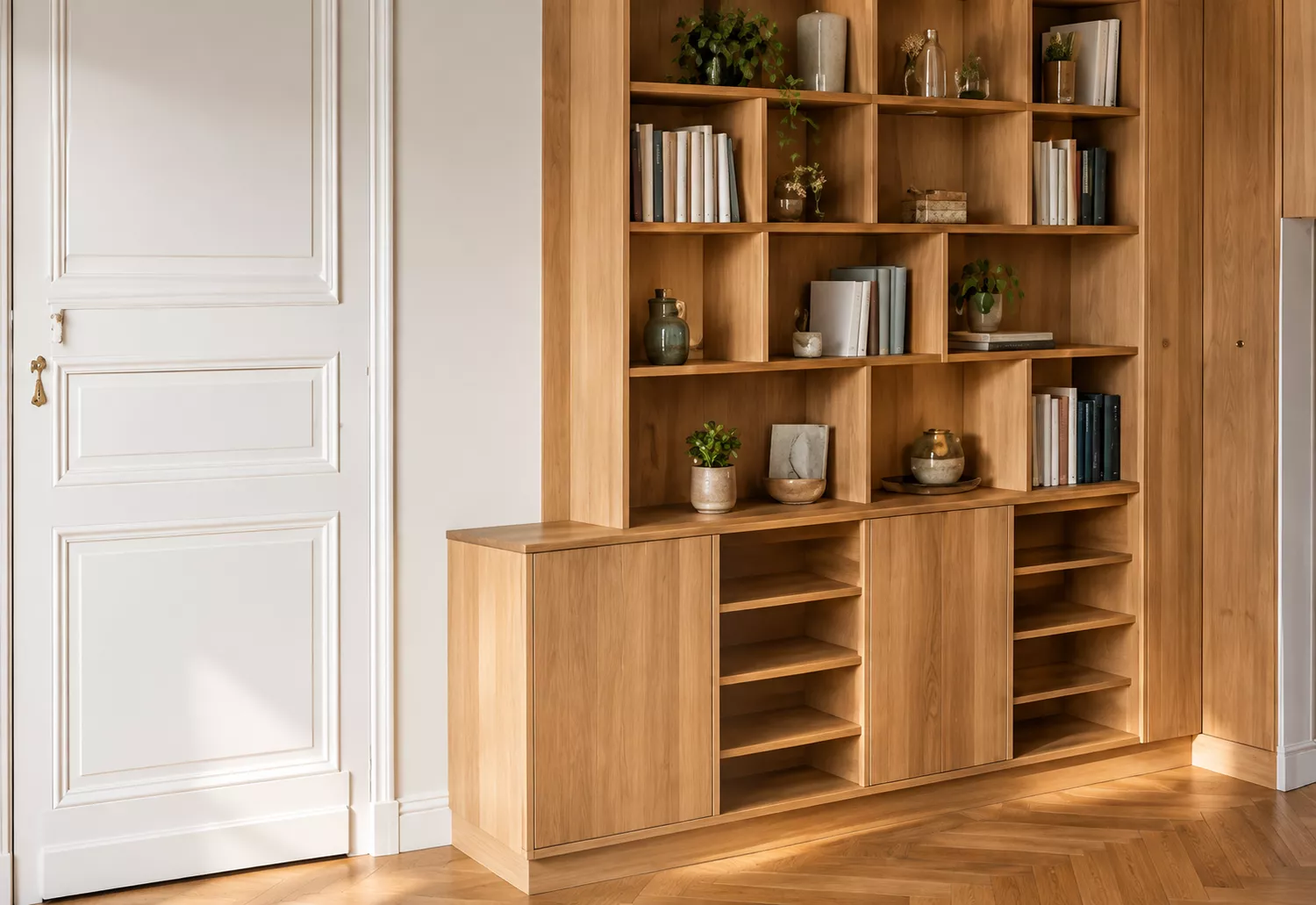 Biblioth&egrave;que sur mesure en ch&ecirc;ne avec &eacute;tag&egrave;res ouvertes et portes basses