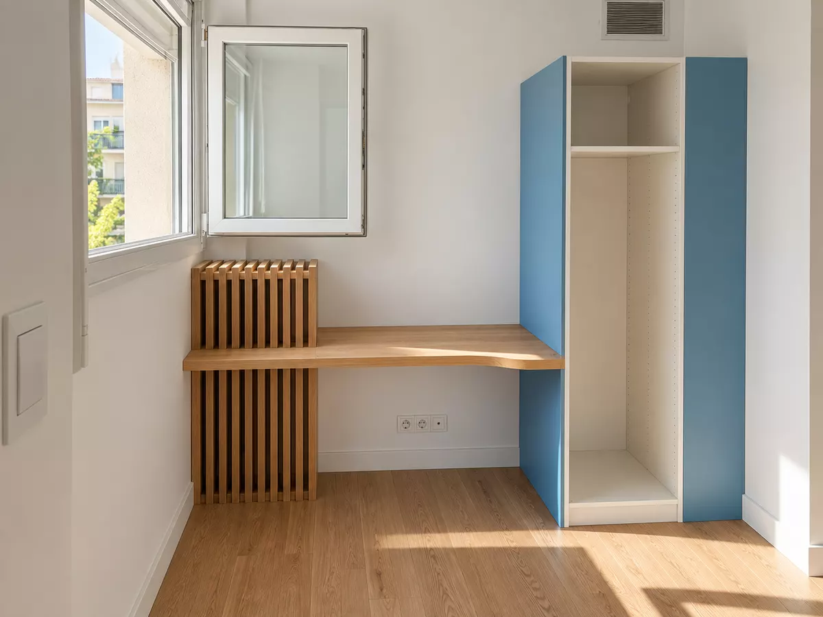 Coin bureau sur mesure avec meuble bleu et banc en bois