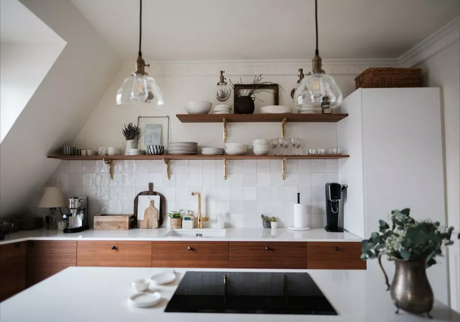 Cuisine sur mesure avec &eacute;tag&egrave;res ouvertes en teck et cr&eacute;dence en zellige blanc
