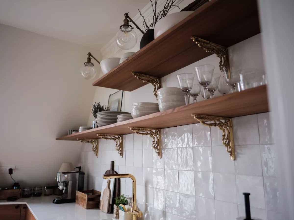 Cuisine sur mesure vue d&rsquo;ensemble, fa&ccedil;ades bois et plan clair