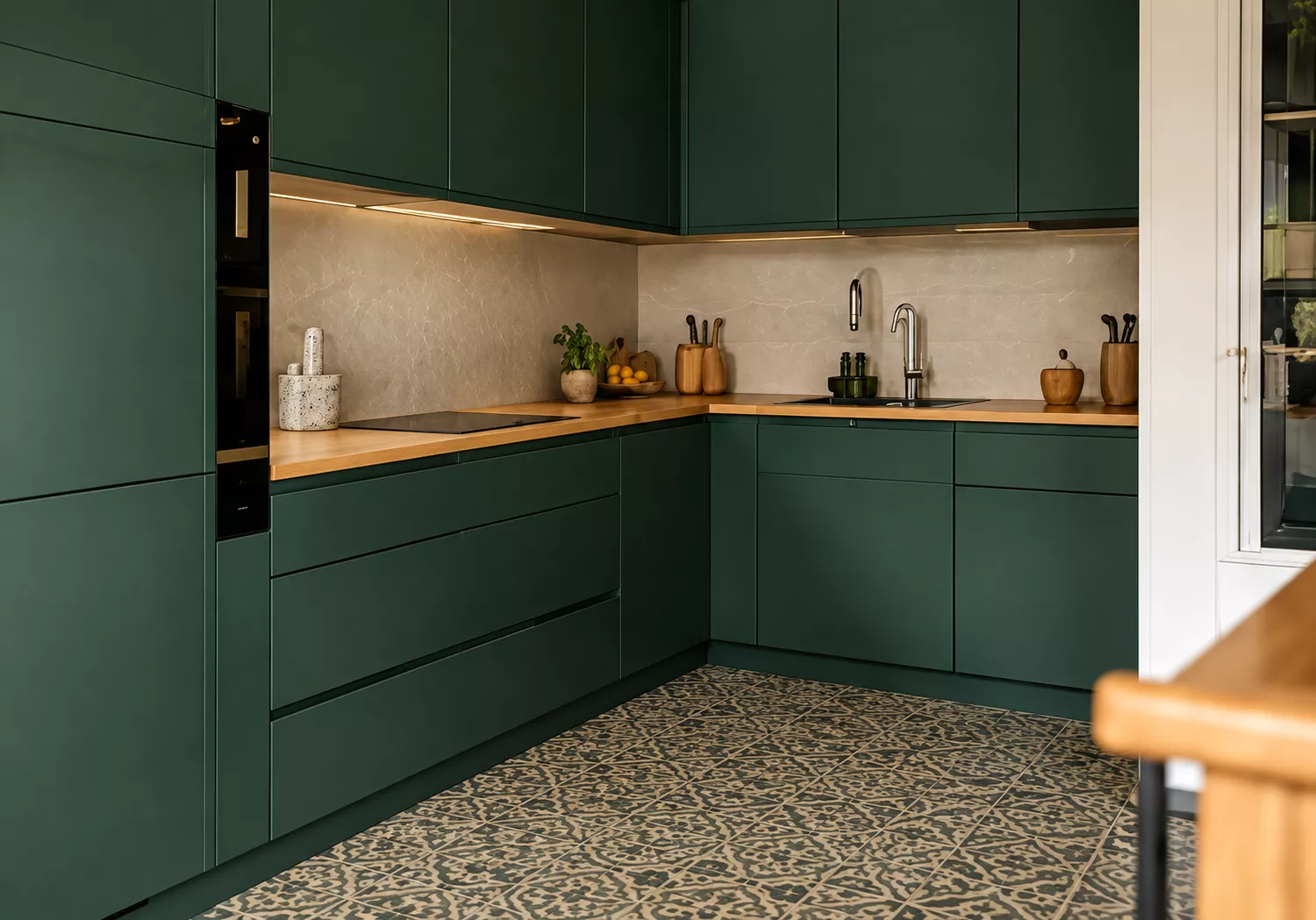 Cuisine sur mesure en vert profond avec plan de travail en bois