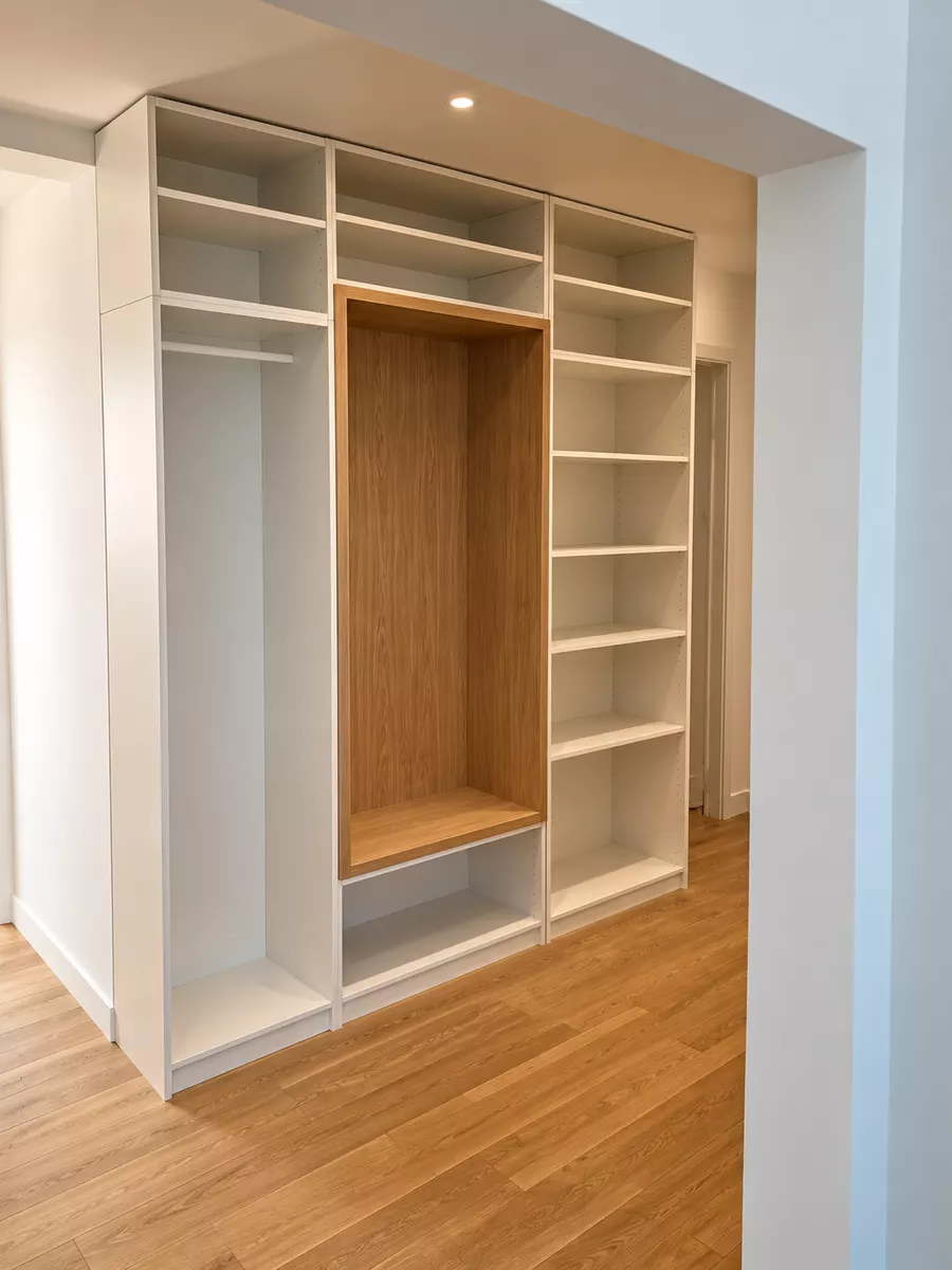 Dressing ouvert combinant penderie, étagères et rangements bas