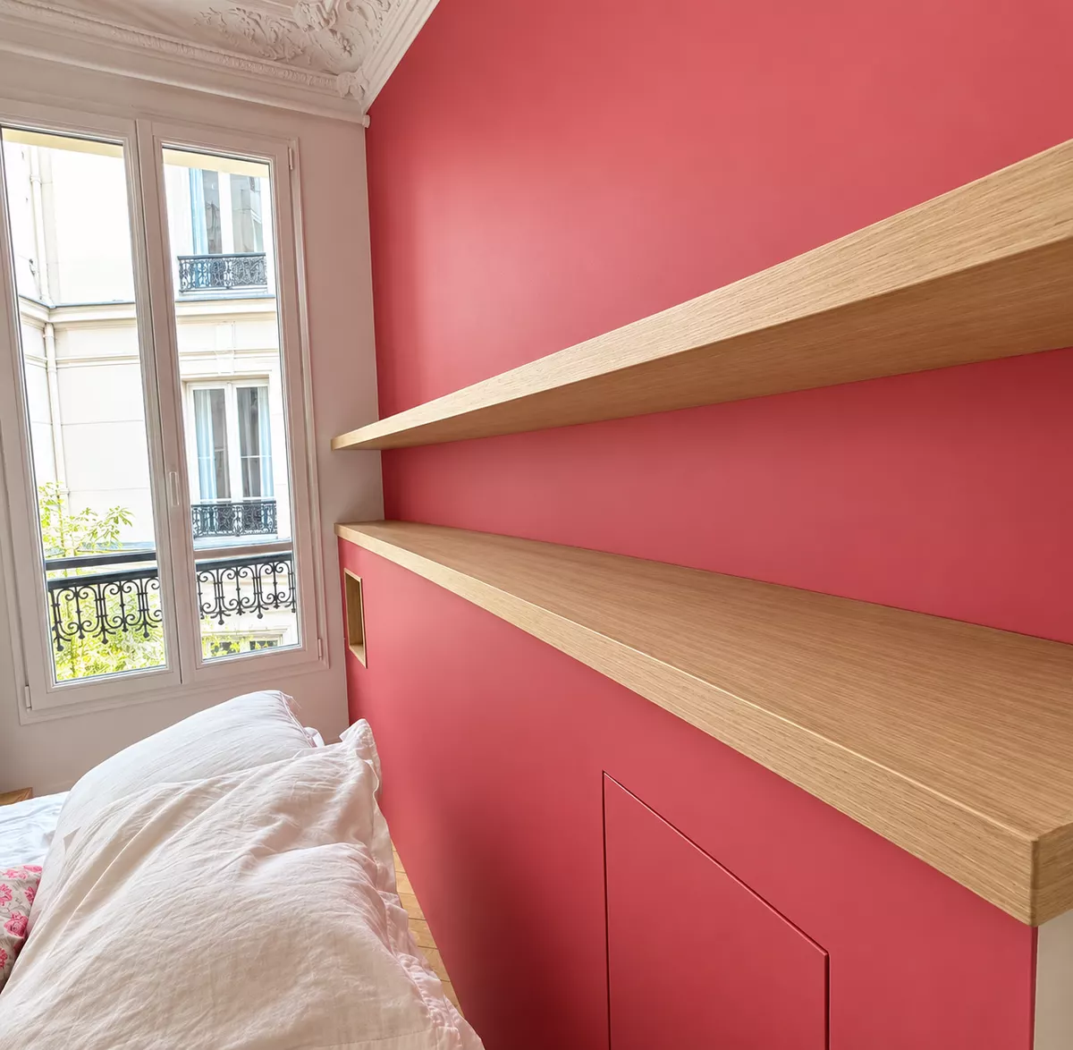 Meuble t&ecirc;te de lit sur mesure avec &eacute;tag&egrave;re en ch&ecirc;ne