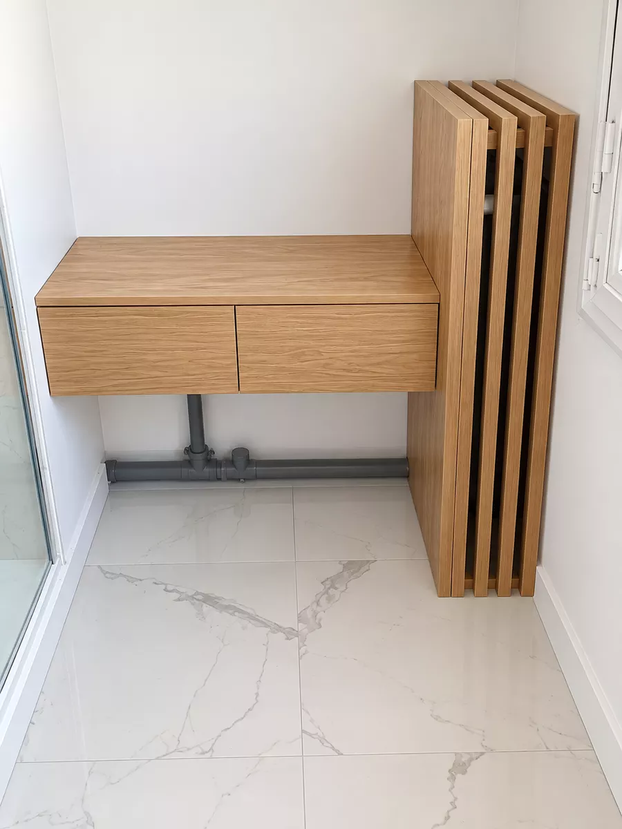 Meuble bas &agrave; tiroirs avec panneaux verticaux en ch&ecirc;ne
