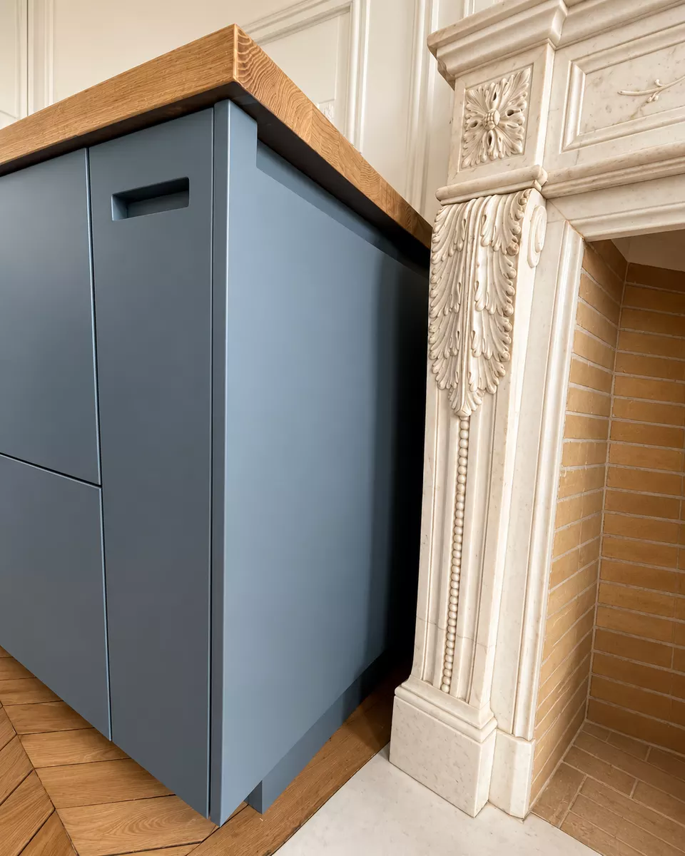 Meuble int&eacute;gr&eacute; ajust&eacute; contre une chemin&eacute;e moulur&eacute;e
