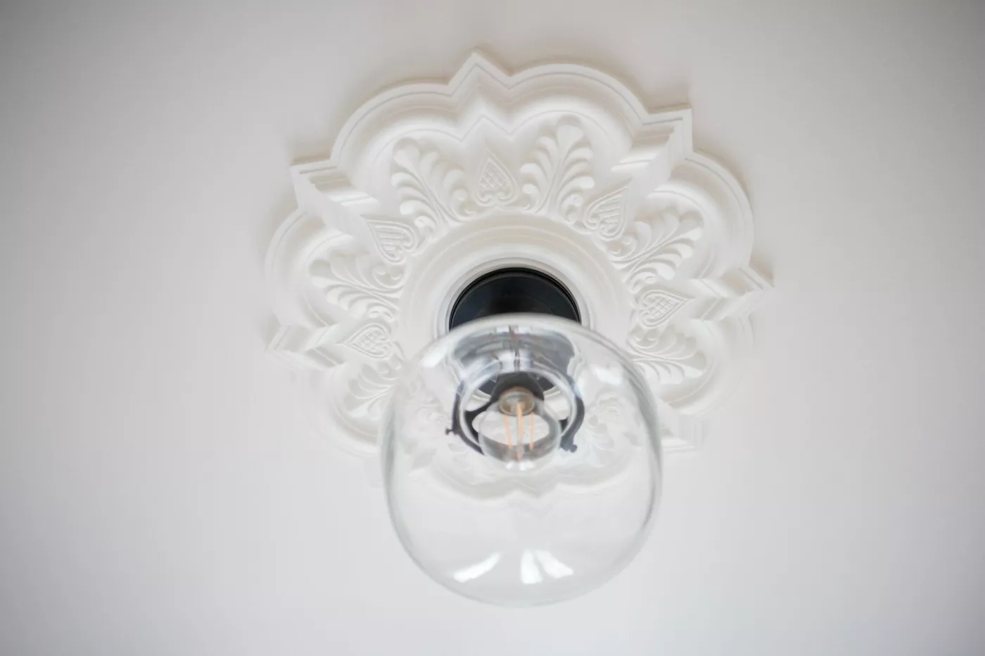 Peinture de plafond, pose d&rsquo;un luminaire et reprise de l&rsquo;&eacute;lectricit&eacute;