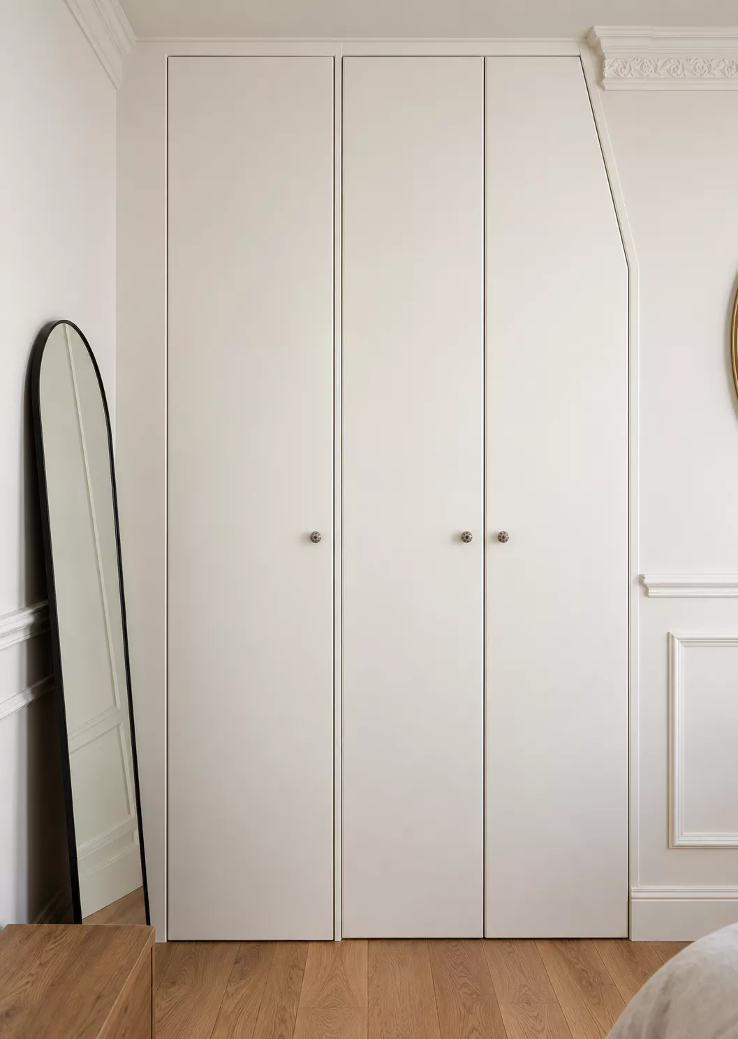 Placard blanc ouvert avec miroir int&eacute;gr&eacute;