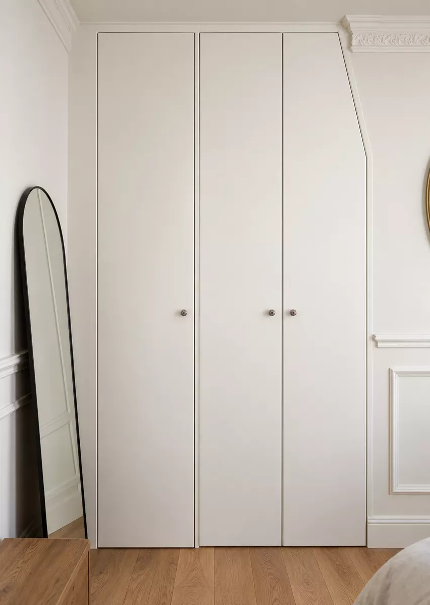 Placard blanc sur mesure int&eacute;gr&eacute; &agrave; l&rsquo;angle du mur