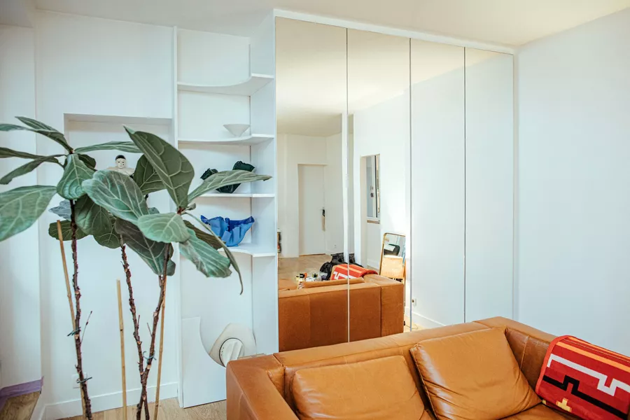 Placard sur mesure avec miroir int&eacute;gr&eacute; dans un salon parisien
