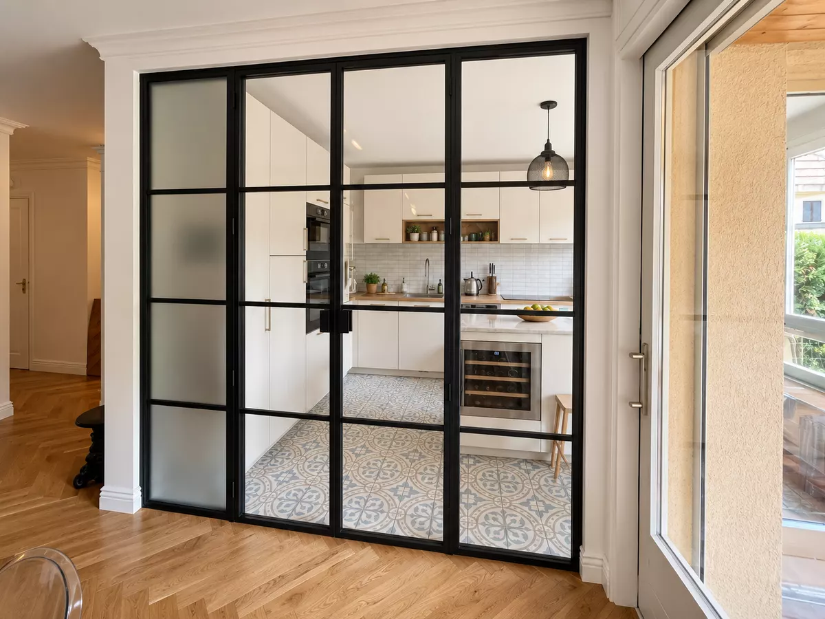 Verrière d'atelier séparant deux pièces avec portes vitrées